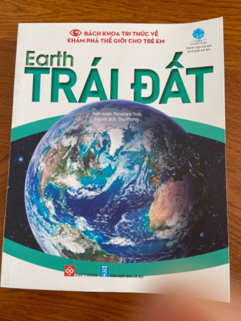 Nội dung sách hay, được dịch từ bộ sách nước ngoài nên nội dung quá ổn, hình ảnh rõ ràng, sắc nét, tuy nhiên sách hơi mỏng, không in trên giấy dày, cứng, dành cho các bé lớn khám phá thế giới, thích hợp dạy theo pp Montessori