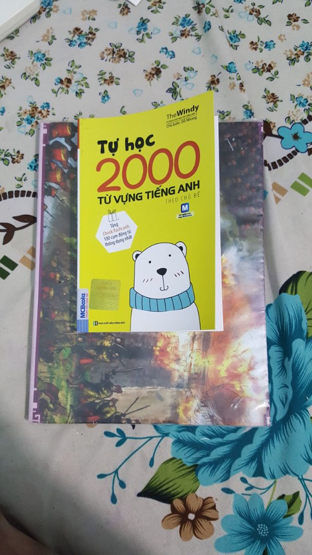 Sách nhỏ hơn mình nghĩ nhiều, nhưng vẫn thấy nó bị cute kiểu gì íiii. Shipper giao hàng nhanh, mới đặt hôm qua mà nay đã giao rồi. Sách có các từ vựng theo chủ đề, đầy đủ, gọn nhẹ. Phù hợp với những ai muốn trao dồi thêm vốn từ vựng. 5 sao cho sự xuất sắc này!