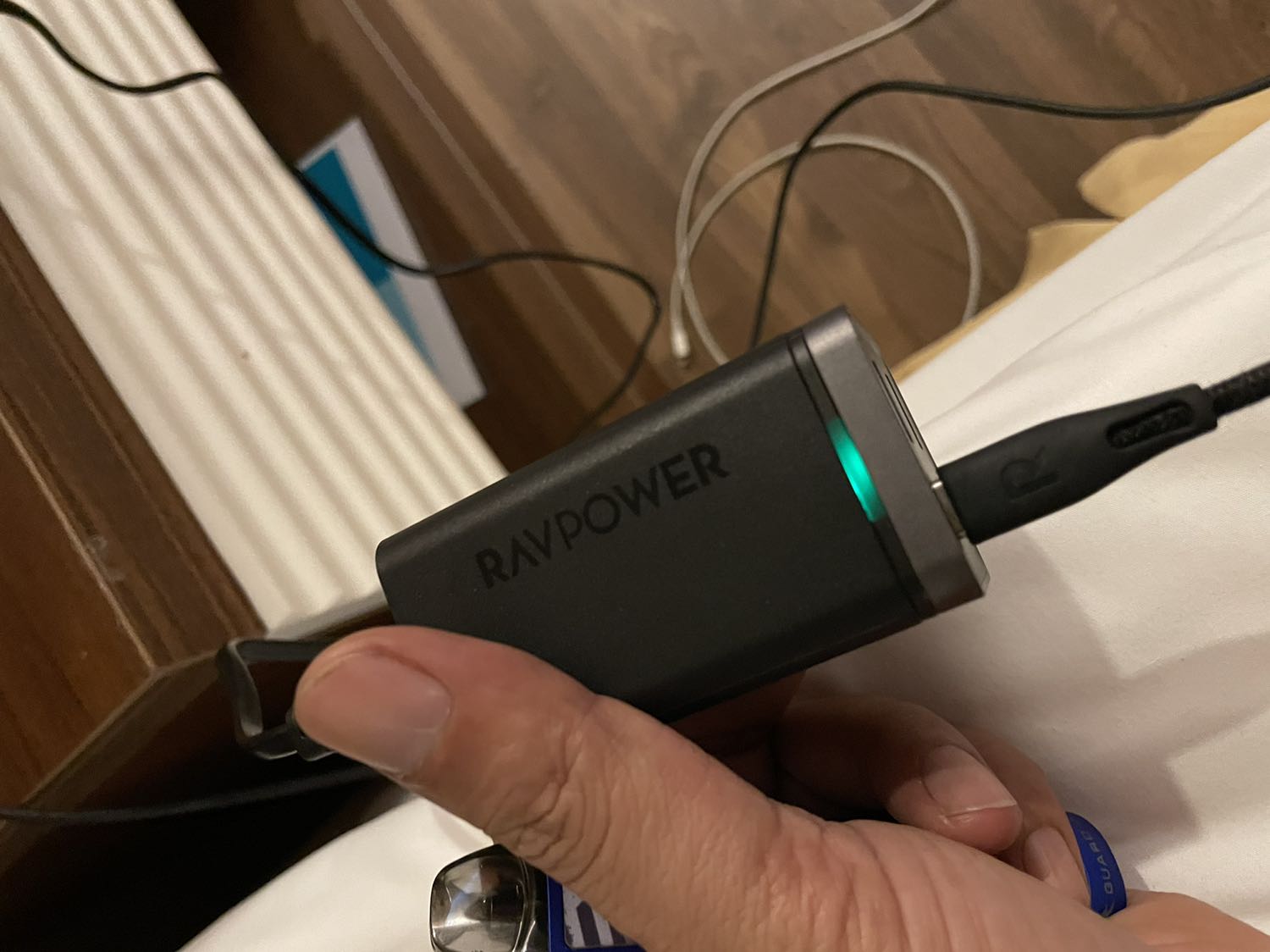 Mua Rav trên tiki nhiều, tất cả đều sạc nhanh ổn. Không hiểu sao con này báo 65W mà sạc 1 công usb type c - lightning ra 8w? Trong khi báo mỗi cổng ra 18w ít nhất khi sạc nhiều cổng? Cần đổi trả