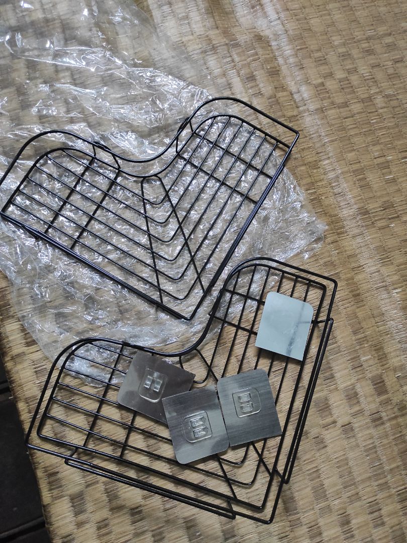 cũng hài lòng, nếu để trên cao không tiếp xúc với nó thì oke, nhưng cạnh dưới chưa được mài, còn ló ra, nếu đi quẹt trúng sẽ chảy máu, tầm giá này thì ổn. cũng hài lòng, nếu để trên cao không tiếp xúc với nó thì oke, nhưng cạnh dưới chưa được mài, còn ló ra, nếu đi quẹt trúng sẽ chảy máu, tầm giá này thì ổn.