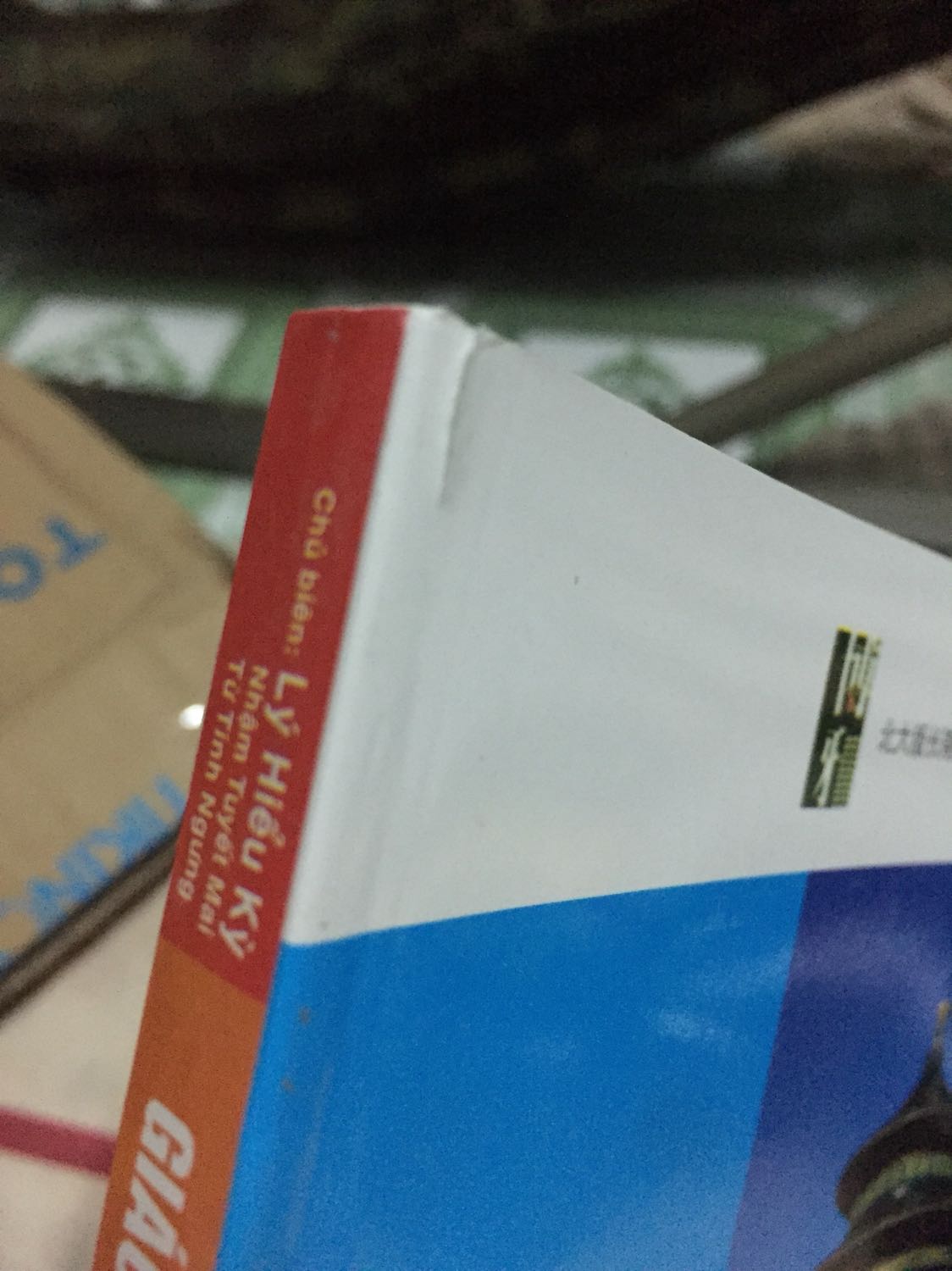 Tiki bán hàng mà không kiểm tra sản phẩm trước khi gửi cho khách hàng sao? Tiki gửi sách rách cho mình, sách rách nhu vậy mà còn gửi cho khách được nữa chứ.