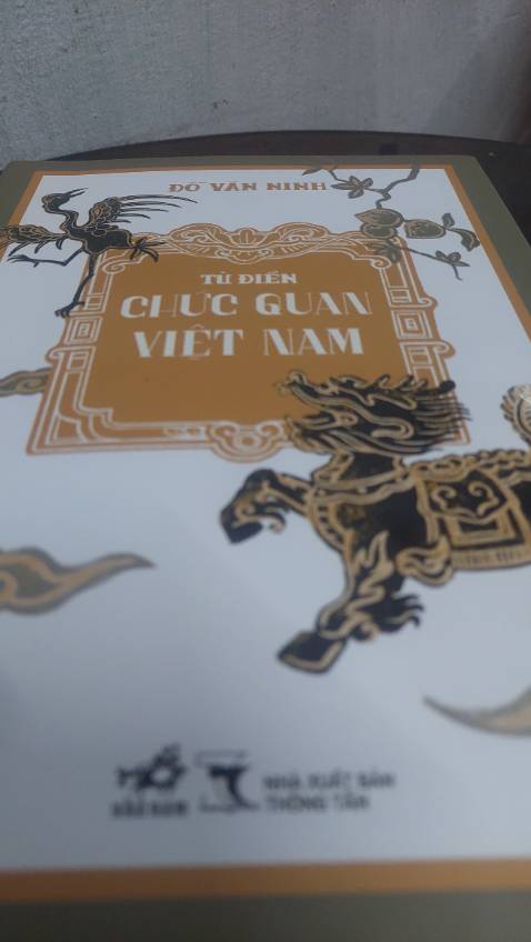 Với một lượng từ mục phong phú (gần 2000) trải dài qua nhiều thời đại cho thấy sự đầu tư công phu của tác giả trong việc khảo cứu và biên lục giúp người đọc thấy bức tranh vừa tổng thể vừa hết sức chi tiết về hệ thống quan chế trong các triều đình phong kiến Việt nam. Công trình này có thể coi là một công cụ hữu ích cho độc giả sử dụng khi đọc hay nghiên cứu lịch sử cổ, trung đại Việt Nam.
Dù vậy nhưng tác phẩm này theo cá nhân tôi vẫn có nột số hạn chế. Việc không nhất quán trong cách biên tập, trình bày các mục từ dẫn đến nhiều nội dung bị trùng lắp, thừa thãi trong khi nhiều nội dung khác còn sơ sài đặc biệt ở một số từ mục vẫn thiếu phẩn giải nghĩa nội hàm tên gọi và chức năng nhiệm vụ của chức quan hay cơ quan. Sẽ hợp lý hơn nếu lấy việc trình bày các “chức quan của Việt Nam “ làm trọng tâm,  tên chức quan, cơ quan, quan chế các thời phong kiến Trung Quốc dù là cơ sở quan trọng cho việc khởi đặt, tham khảo cho quan chế Việt nam cũng chỉ nên đặt, trình bày ở vị trí phụ chú hay chú thích.