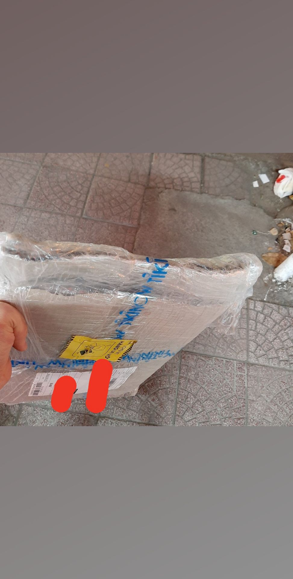 hôm nay đọc xong sách nên mới có thời gian viết review được sách.sách tốt , sạch sẽ, nội dung hay nhưng đơn vị vận chuyển Best giao hàng quá TỆ. sách rất đẹp nhưng vận chuyển ném hàng rất vô ý thức làm bung hết cả 2 góc của hàng hóa ảnh hưởng phần nào.đó đến sách của mình. đề nghị Tiki xử lý đơn vị vận chuyển. nhưng đây lỗi của nên vận chuyển còn nhà bán hàng thì chất lượng sách rất tốt nên mình vẫn cho 5 sao. cảm ơn Tiki rất nhiều khi bán những cuốn sách chất lượng tốt như v❤