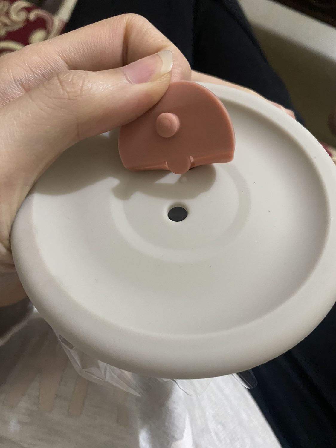 Nắp silicon giao đến khá bụi bẩn. Dù sản phẩm
Bọc kĩ. Thuỷ tinh khá dày. Hi vọng xài lò vi sóng ổn. Hũ nhỏ hơn mình nghĩ. Nhưng cũng tạm được.