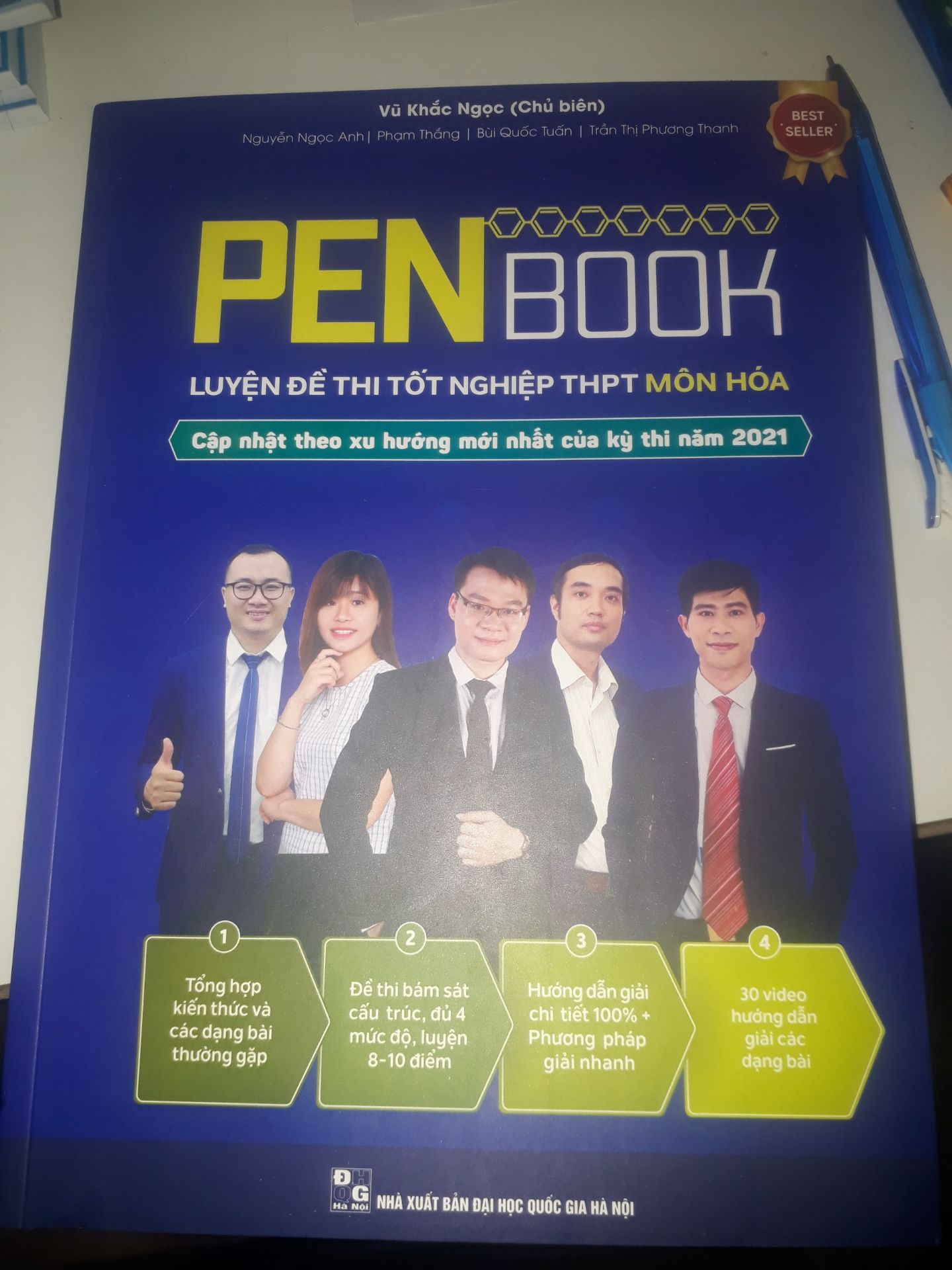 Nội dung cực kỳ chi tiết. Có các đề thi ôn luyện rất hay, đáp án giải thích cụ thể. Đóng gói kỹ lưỡng nên rất an tâm.