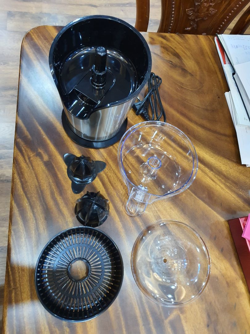 Mới đầu mình không định mua vì giá hơi cao so với các hãng như Lock&Lock và Philips nhưng sau khi mua về thì rất hài lòng. Máy thiết kế đẹp, chắc chân, nhỏ gọn và chạy rất êm, vắt nước rất nhanh và không bị to như các loại giá rẻ. Vệ sinh cũng rất gọn và nhanh.
Máy là loại vắt cam và chảy trực tiếp ra cốc nên khay chứa nếu để chế độ khoá vòi chảy chỉ chứa được 3-4 quả cam là đầy.