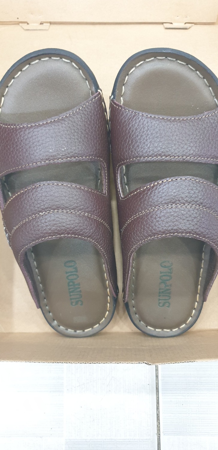 Hàng rất chắc chắn, đường may mũi chỉ ok may luôn cả đế và quai dày dặn rất ưng ý! Giao hàng tương đối, cần giao hàng nhanh hơn nữa thì tuyệt vời.