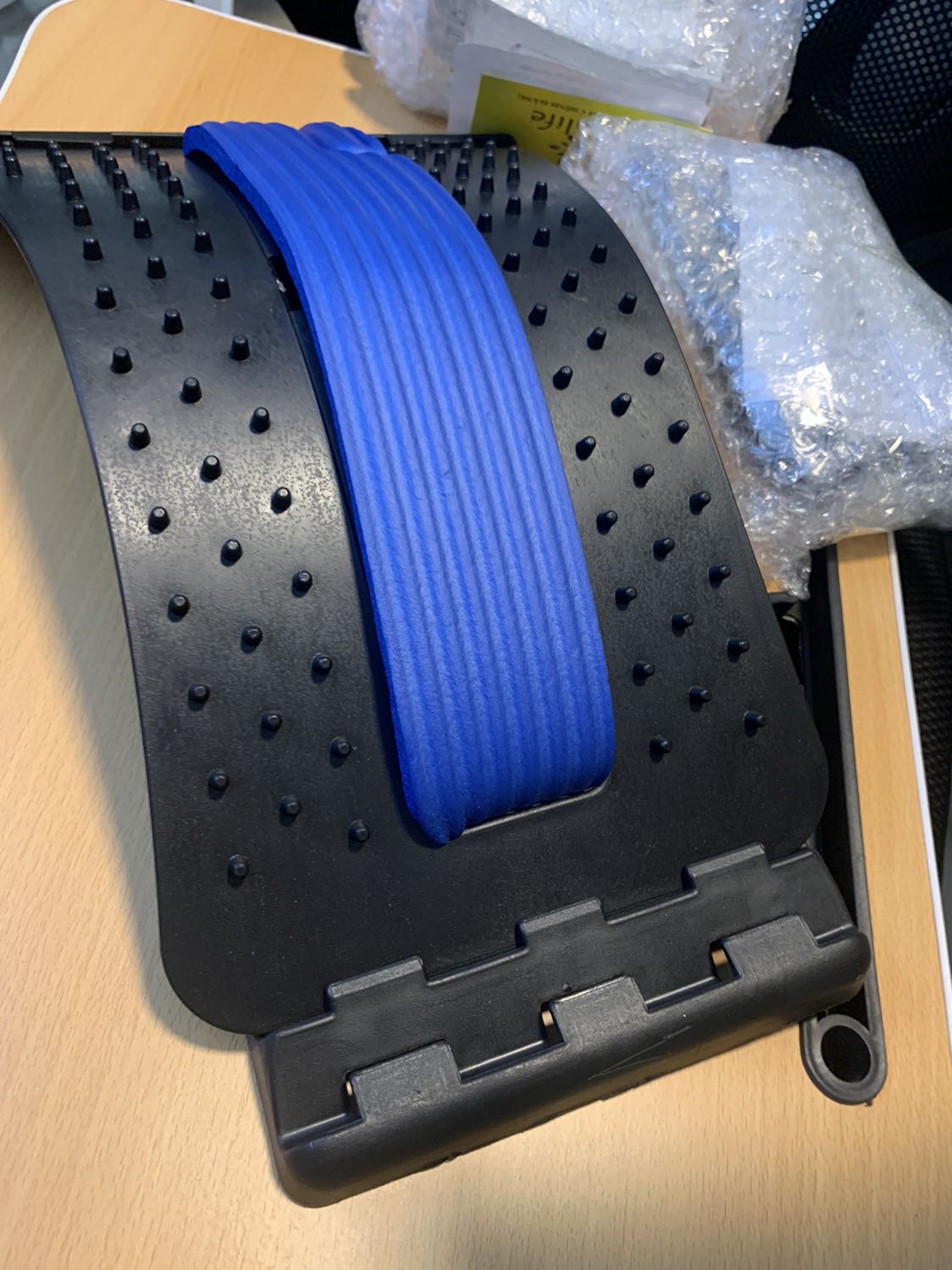 Cái này có 4 nấc, mà cái lưng tôi xin phép mức 2 thôi, lên mức 3 là đỡ ko nổi :) nằm lúc đầu mức 1 cũng thấy ko quen, sau lên mức 2 là dãn hết lưng, bà xã lưng dẻo hơn nên nằm đc mức 3