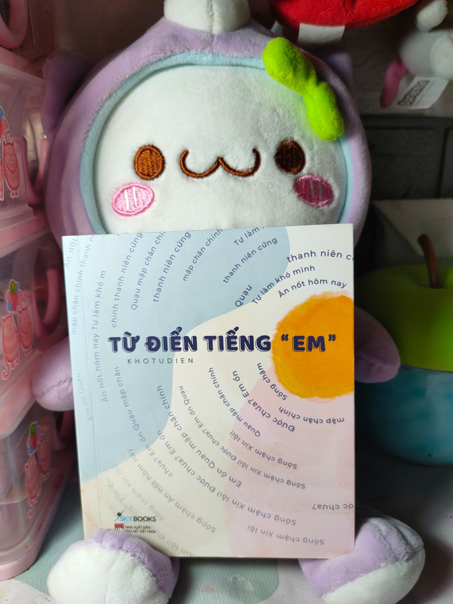 Bạn này nhỏ như cuốn " Vui bẻ không quạu nha"
_Mik đọc mà cười một mik, mẹ mik tưởng mik bị điên chứ.
_Sách không phù hợp cho thanh niên nghiêm túc, đàn ông đang cho con bú, trẻ em đang mang thai.
_Nói chung là mình ưng, nhưng 5 sao là Trung 
Quốc , mik định cho 1 sao,1 sao là Việt Nam :)))) ( Mik cho 4 sao vì mik thích cấm hỏi )? Bạn này nhỏ như cuốn " Vui bẻ không quạu nha"
_Mik đọc mà cười một mik, mẹ mik tưởng mik bị điên chứ.
_Sách không phù hợp cho thanh niên nghiêm túc, đàn ông đang cho con bú, trẻ em đang mang thai.
_Nói chung là mình ưng, nhưng 5 sao là Trung 
Quốc , mik định cho 1 sao,1 sao là Việt Nam :)))) ( Mik cho 4 sao vì mik thích cấm hỏi )?