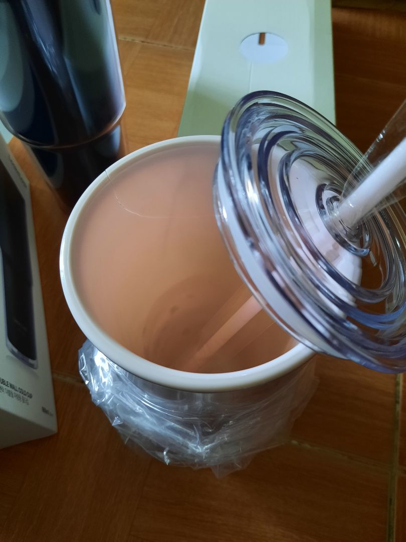 mình tin tưởng Tiki và thương hiệu, ly rất đẹp, mua được giá tốt, chỉ là hàng dễ vỡ mà đc đóng gói rất sơ sài, thùng giấy và hộp ly, hông có chèn hay lót gì cho an toàn, may mà ly này hông sao,