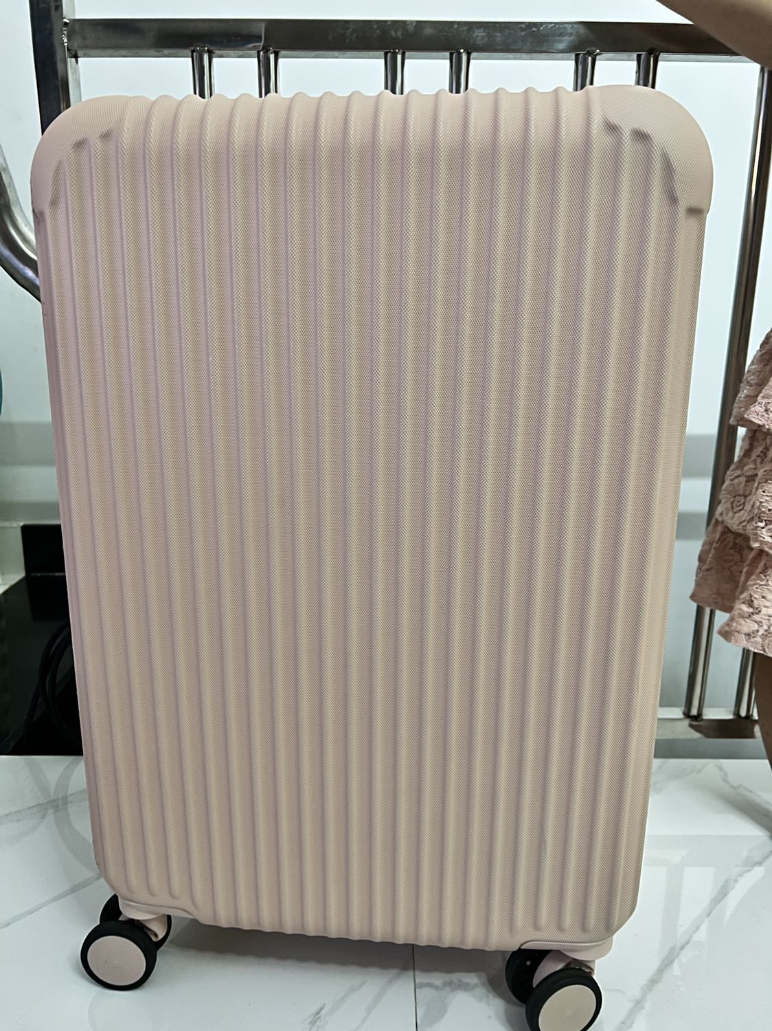 Vali giao 2H siêu tốc luôn, đóng gói kỹ quấn màng bọc cẩn thận, vali thực tế màu xinh xỉu, đẹp lắm. Khoá kéo nhẹ, nhựa cứng rất chắc chắn, bánh xe di chuyển dễ, để đc nhiều đồ, cho bé 15kg ngồi lên vô tư. Cảm ơn shop, shop hỗ trợ nhiệt tình, hy vọng với chế độ bảo hành 5 năm vali sẽ bền như mong đợi