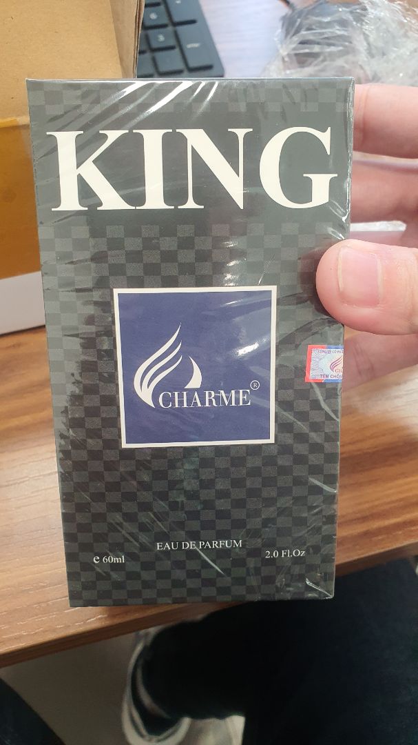 Mình nhận đc hàng r, nhưng mình có thắc mắc: bên ngoài hộp có seal nilong nhưng tem Charms bên trong đã bị đứt sẵn? v cái seal nilon này là làm lại r chứ đâu phải từ ban đầu khi xuất xưởng?