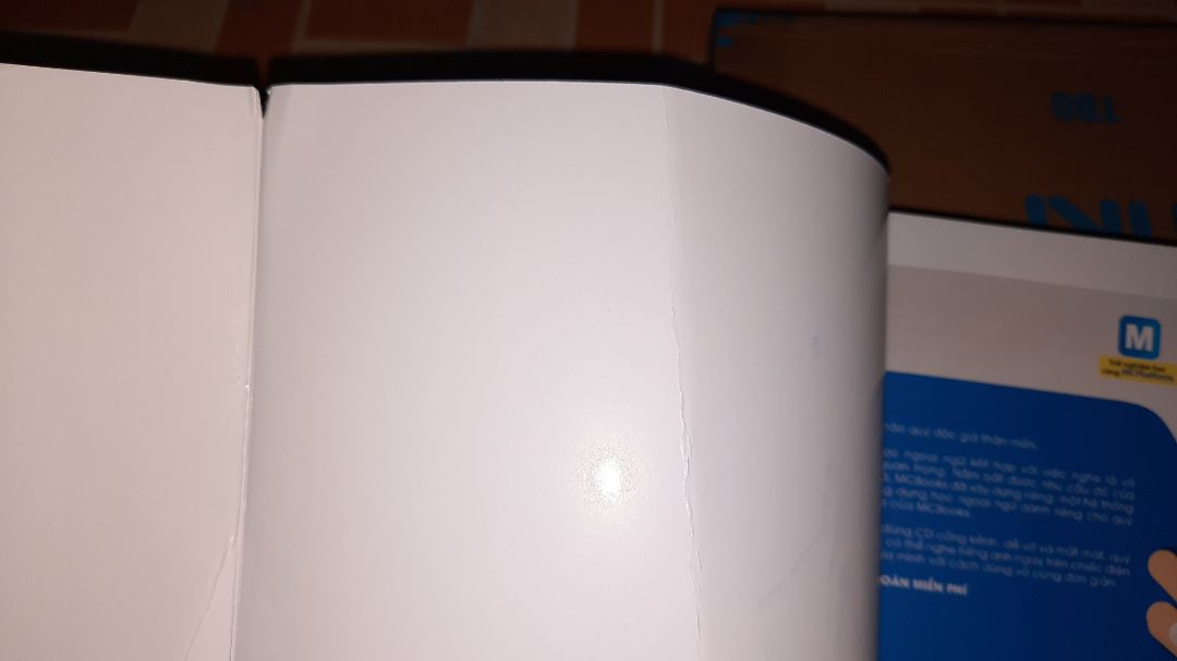 Hộp đựng ko có vấn đề nhưng bìa sách lại bị trầy xước, bẩn, bị gãy bìa và rách góc. Thật thất vọng khi bỏ ra 1 số tiền ko nhỏ để mua sách mà lại nhận được 1 quyển sách như vậy. Chưa cần bàn đến nội dung, nhưng vừa cầm trên tay quyển sách mới mà có bìa như vậy thì mất cả hứng học. Trong khi cuốn sơ cấp lẫn cao cấp mình mua bìa quá ok, cầm lên đã thấy muốn học rồi. Còn cuốn này cầm lên chỉ thấy rất bực bội và chán nản, muốn quăng vô xó. Không biết chủ shop và Tiki có kiểm tra chất lượng sản phẩm để giao cho khách hàng không ?! Chứ làm kiểu này khiến mình rất thất vọng về sự chuyên nghiệp của shop và Tiki.