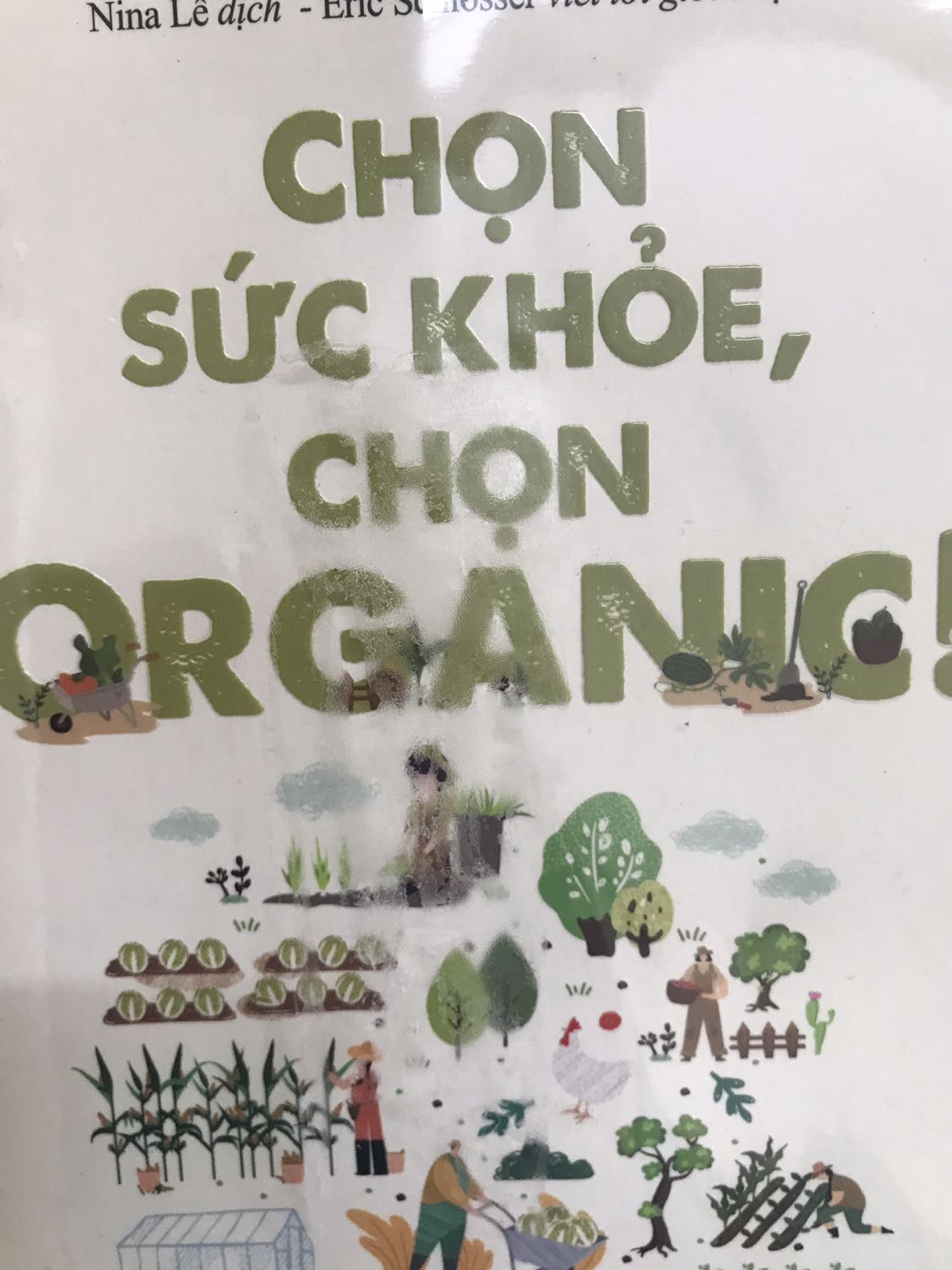 Đóng gói rất ẩu tả, 3 cuốn sách dày mà nhét trong cái hộp bé xíu, k đủ chỗ dán thì dán băng keo lên cả sách, may mà mình có dùng bọc sách mà kéo ra còn muốn rách luôn cái bìa bọc, nếu không bọc thì chắc bìa sách đi theo băng keo luôn rồi. Rất tệ