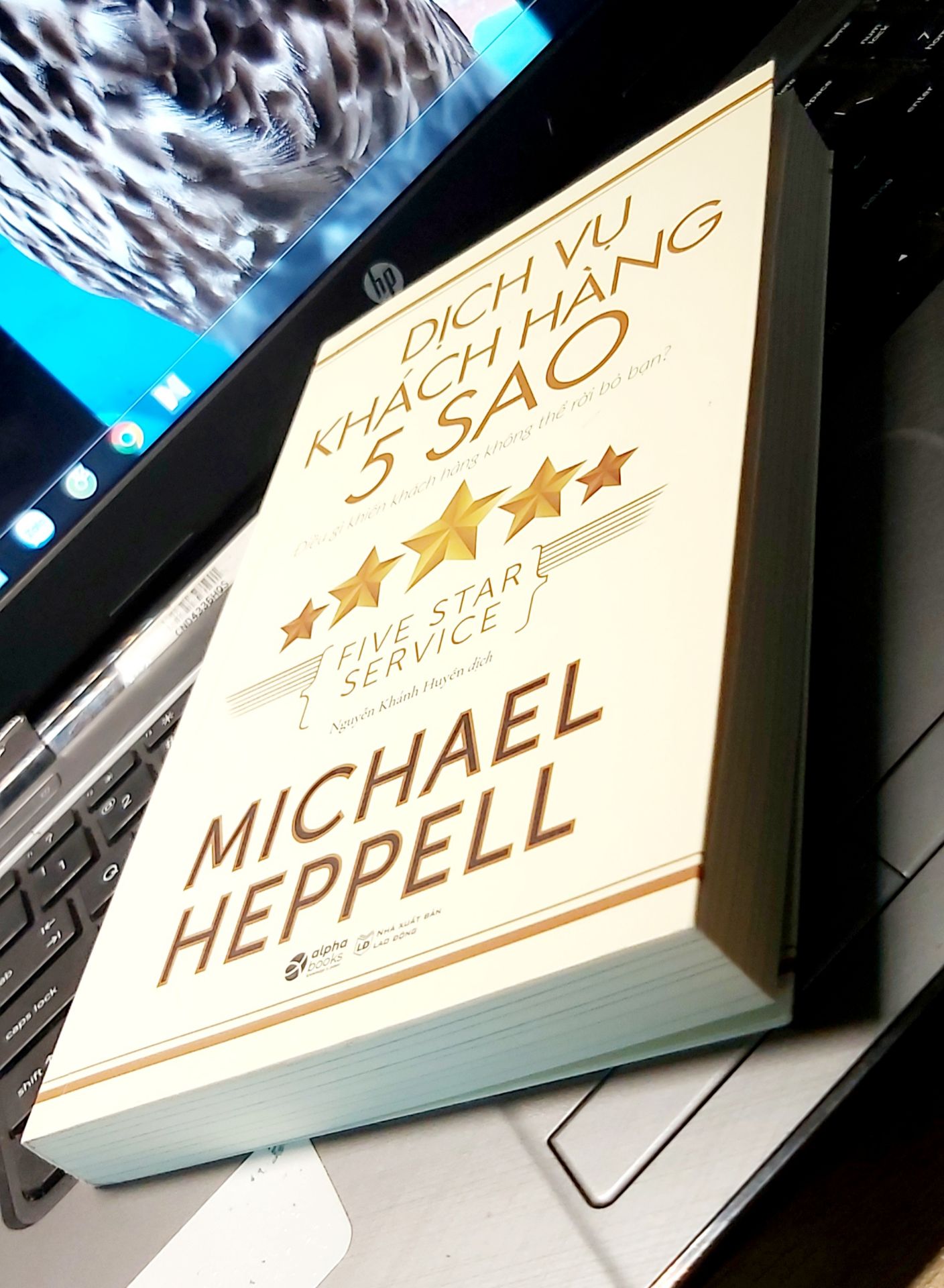 “ Nếu bạn muốn thay đổi hoàn toàn trải nghiệm khách hàng thì một dịch vụ chất lượng 5 sao là điểm khởi đầu cho bạn . Ngay cả khi bạn nghĩ mình đã chinh phục được khách hàng , Michael vẫn có thể giúp bạn trở nên tốt hơn nữa . Đây là một cuốn sách xuất sắc mà tất cả mọi người có thể thu hoạch được điều gì đó ! ” — Simon Perkins , Giám đốc Vận hành Countrywide Estate Agents