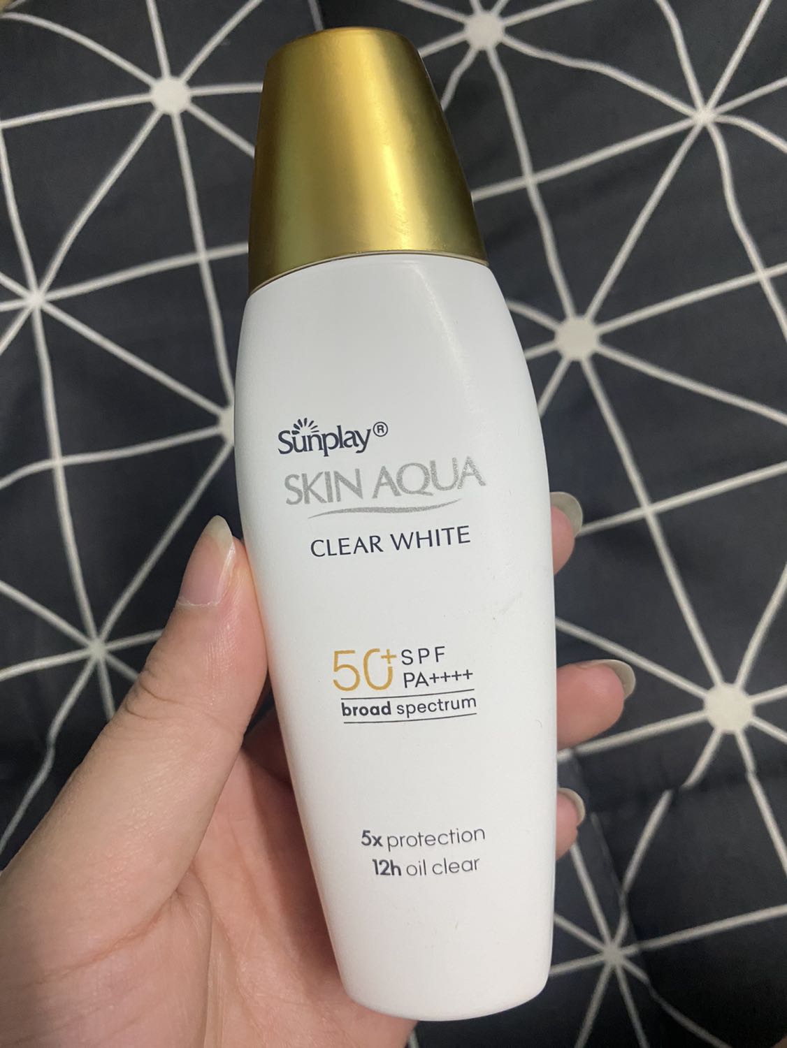 Kem chống nắng kiềm dầu tốt, k bị lên mụn, nâng tông nhẹ trông tự nhiên