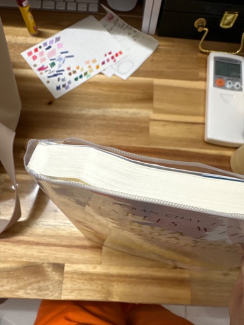 Sách giao cho mình bị gãy góc trên với dưới. Buồn quá.