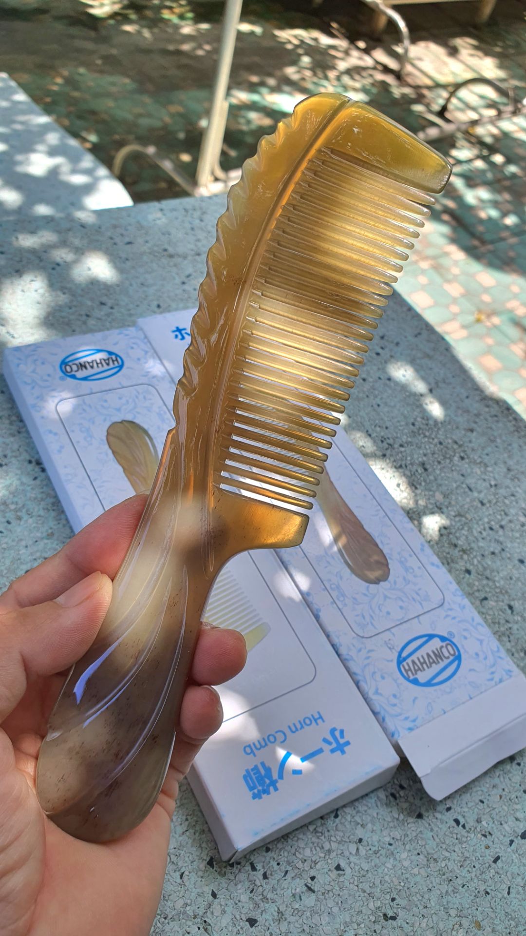 Sản phẩm chắc chắn, được làm tỉ mỉ, có tính thẩm mĩ; cầm lược chắc tay. Hài lòng. Hạn chế về mẩu giấy quảng cáo sản phẩm lại là giấy tận dụng, đã dùng 1 mặt, không chuyên nghiệp!