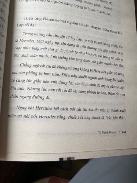 Đã định không đánh giá về cuốn này nhưng đọc đến gần cuối thì không thể không lên tiếng được.
1. Về hình thức: có lỗi chính tả, mất khoảng chục trang cuối là in ngược, 1 số trang khổ giấy nhỏ hơn bình thương
2. Về nội dung: diễn đạt và lý giải các định luật hết sức sơ sài, chỉ như giới thiệu định nghĩa về định luật thôi. Các ví dụ cũng ít, nhiều ví dụ còn không chỉ ra kết thúc và liên kết với định luật. Vì phần giải thích về các định luật vốn rất ngắn nên phần tóm tắt lại chỉ giống như copy-paste thôi
