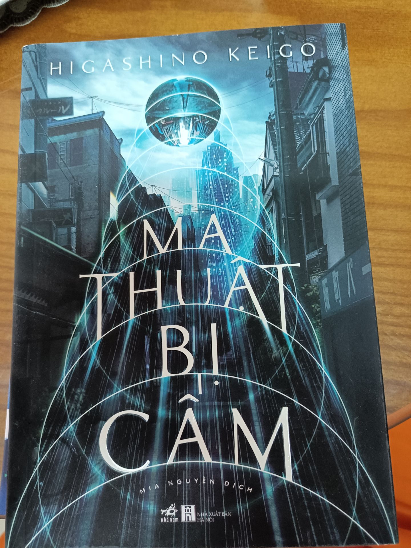 Sách đẹp , tuy có một góc hơi móp một chút nhưng ko sao . Giấy phía trong đúng gu mình thích , ko nhám cũng ko trơn quá , độ sáng vừa phải . Nội dung thì mình chưa đọc nhưng sách của bác Keigo thì mình cũng đã từng đọc , khá hay . Quyển rất hứng thú.