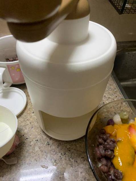 Nhỏ gọn tiện dụng, nhỏ nhưng có võ, bào đá mịn như nhung luôn. Rất hợp ăn bingsu các thứ, dễ vệ sinh rửa ráy
Ngoại quan màu sắc patel dễ nhìn