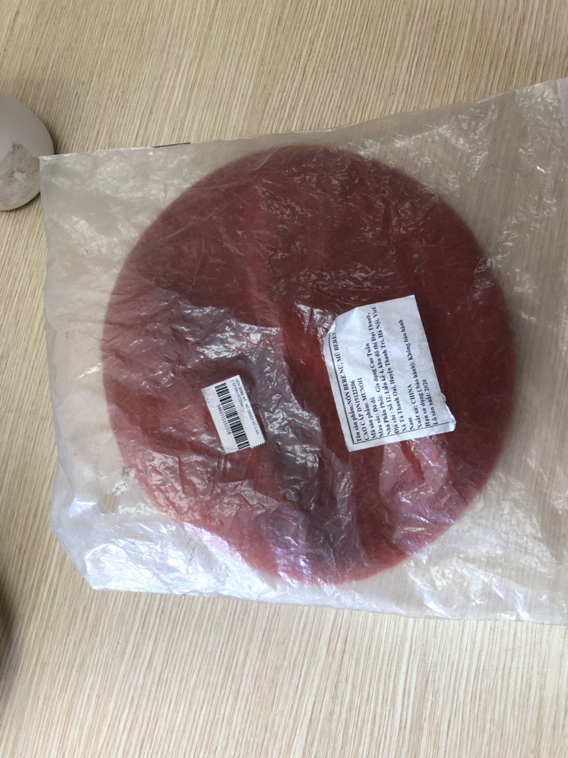 Đóng gói cẩu thả, cũ kĩ như hàng tồn. Chất dạ cứng không cao cấp như quảng cáo. Sale còn 110k nhưng chất lượng quá tệ, quá đắt. Tiki cần khắt khe hơn với những shop kiểu này.