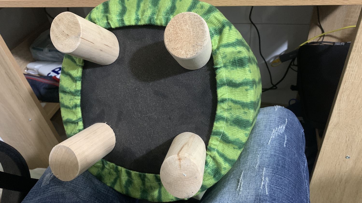 Ưu điểm:
- Chân gỗ khá chắc chắn.
- Vỏ áo in màu tương đối đẹp.

Nhược điểm:
- Thân ghế chỉ là lớp nhựa cứng được dập ghim bấm chứ ko có lớp đệm giống mặt ghế.
- Vỏ áo đường chỉ may hơi yếu, lột ra khá căng dễ bung chỉ.

Nói chung nếu mua về chỉ để gác chân như mình thì cũng tạm ổn. Còn để ngồi bàn trà, bàn sofa thấp thì ko thích lắm.