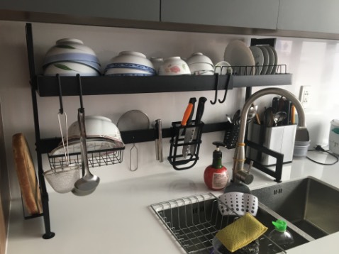 Kệ đẹp rất ưng , chắc chắn nhưng nên làm thấp hơn 1 chút giữa chỗ từ dứơi chân lên chỗ để chén bát