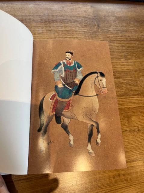 Mình mua sách Tiki Now, giao trong vòng 1h. Đáng chú ý là sách có 2 lớp bìa. Sách mới, đẹp. Mình rất hài lòng.