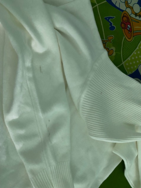 Mua một chiếc áo đen, một chiếc áo trắng, áo đen thì nhìn chung được, chỉ có ở phần cổ đường chỉ may rất ẩu, còn chiếc áo trắng thì quá tệ, may ẩu và còn bẩn, vải còn bị giản như đồ cũ vậy, mua 2 cái đều size L nhưng mang ra đo thì cái áo trắng lại lớn hơn cái áo đen, không hiểu nổi?. Shop bán đồ kém chất lượng!!!