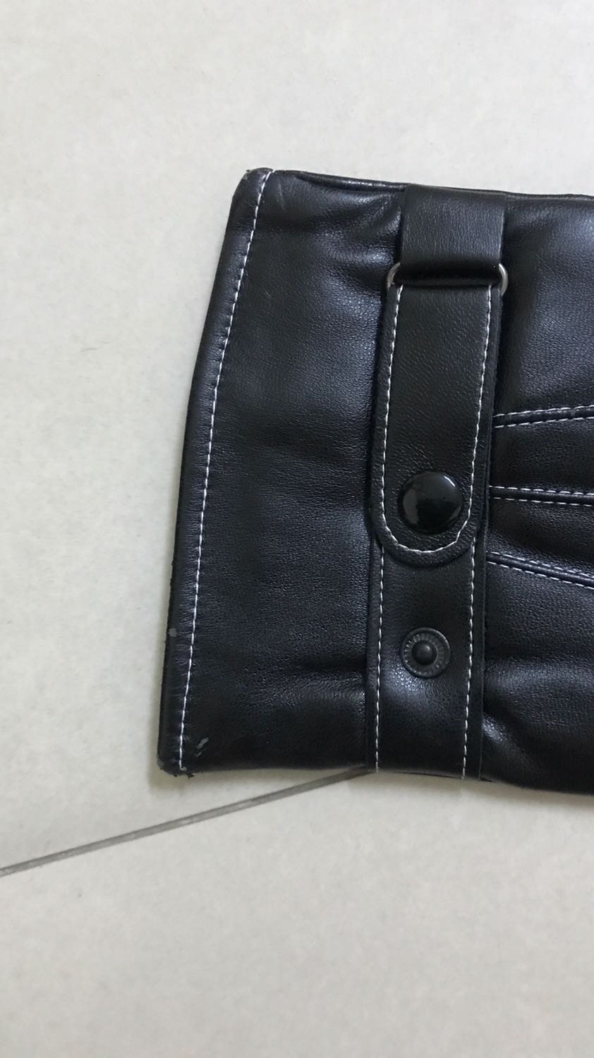 Găng tay da mềm mại, lớp lót lông đeo vào rất ấm và êm tay nữa, không có cảm giác thôi bởi da. Đeo rất mềm mại và dễ chịu. Cảm ứng điện thoại ngon lành. Nói chung so với tầm giá thì đánh giá 5 sao ủng hộ shop luôn.