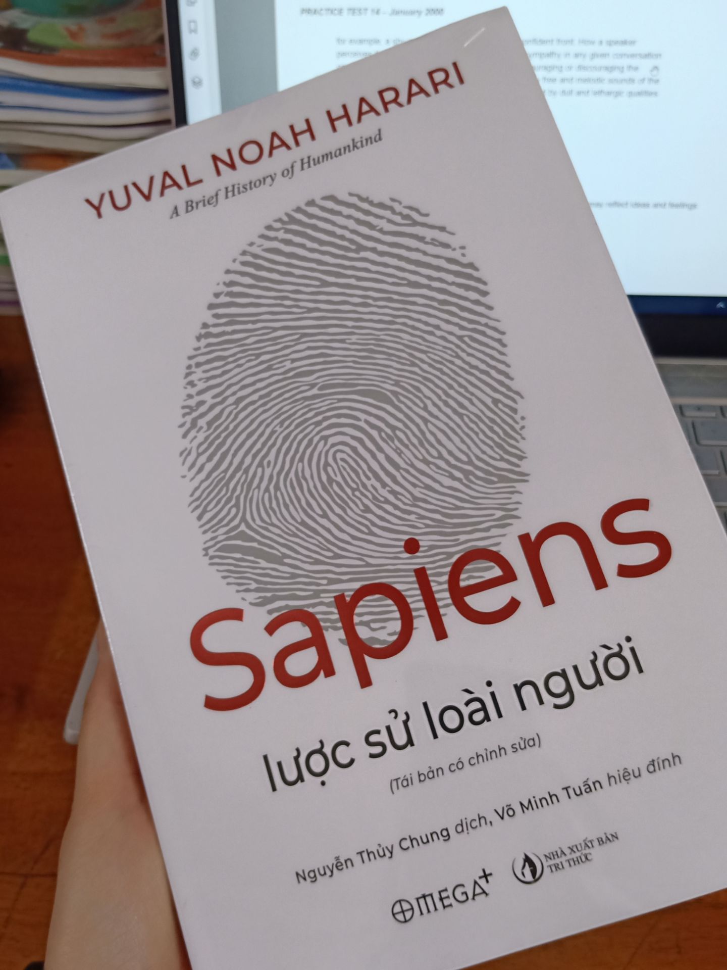 Mình chưa đọc qua quyển này, và cũng chưa bóc bao phía bên ngoài nên về nội dung mình chưa thể đánh giá.
Sách dày, cầm nặng tay, Tiki giao hàng rất nhanh, đóng gói sản phẩm chất lượng, không có boong tróc gì. Mình mua 3 sản phẩm nên được tặng kèm 4 bookmarks.
Many thanks!!!