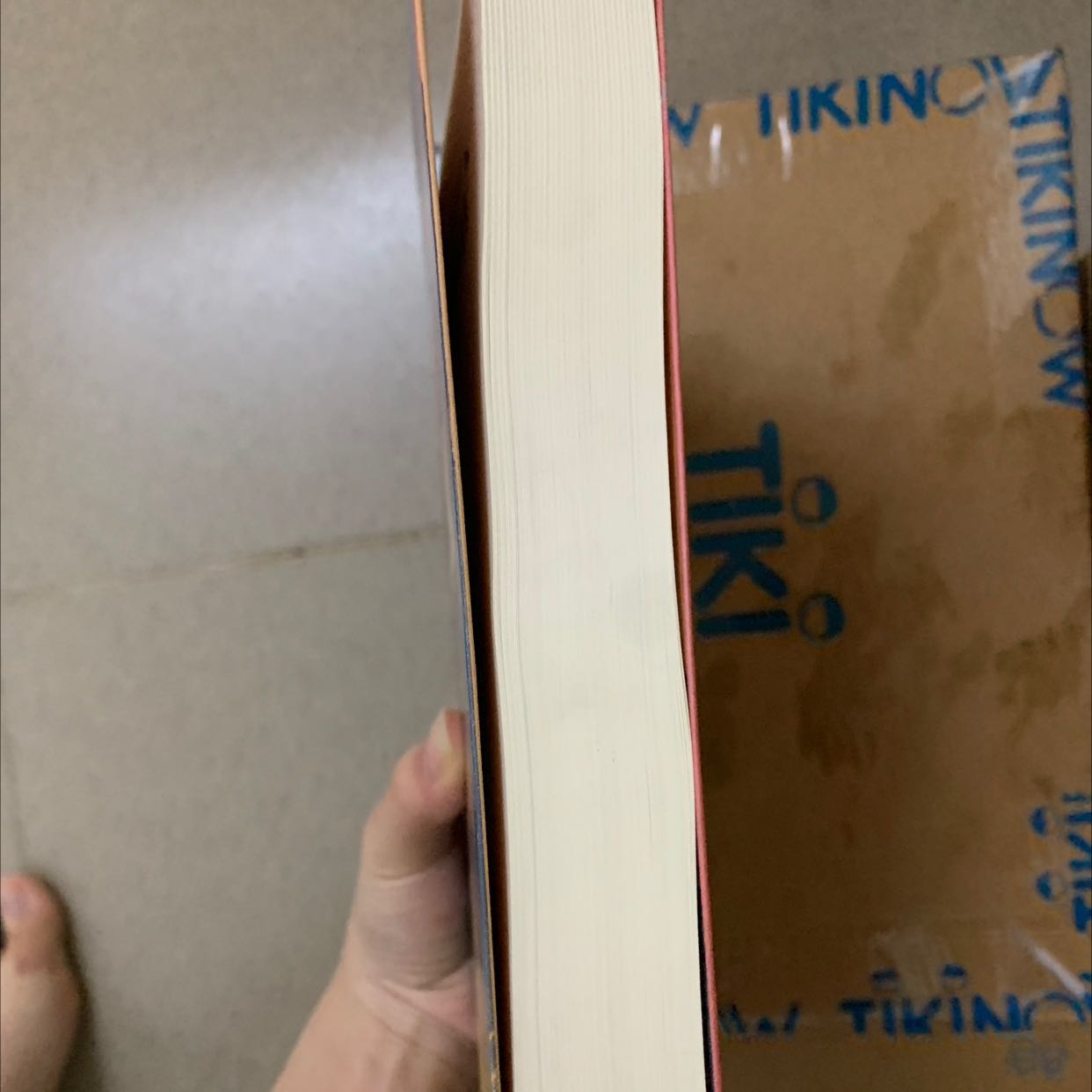 sách bị méo cong nhg vs giá tiền này thì mình mong sách ổn hơn thôi cho 4/5 thấy mn đánh giá quyển này hay đọc xong mình sẽ quay lại đánh giá thêm