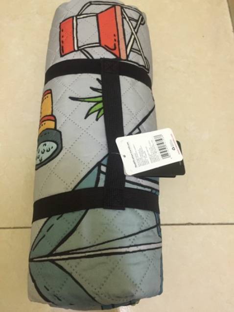 thảm đẹp, có quai cằm và chống thắm nước, đóng gói kĩ.