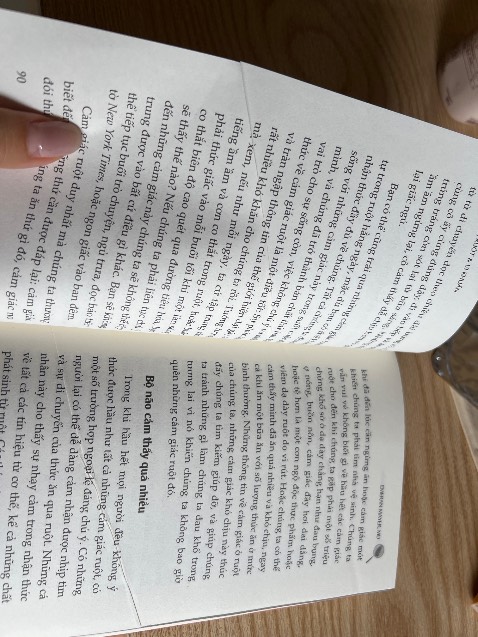 Nhân viên giao hàng rất chuyên nghiệp luôn liên hệ trước khi giao, trong khi giao và cả sau khi giao hàng xong. Khi gập sự cố mưa ngập đã gọi điện giải thích và xin phép giao vào hôm sau cụ thể. 10 điểm về phục vụ.
Mình hơi tụt mút chút xíu khi mở sách ra xem thì gặp ngay những trang sách bị giấy gấp nhăn, tuy không ảnh hưởng đến nội dung nhưng vân mong TiKi làm việc với nhà sách để sự cố nhỏ này sảy ra nữa. 
Kết lại rất hài lòng ❤️