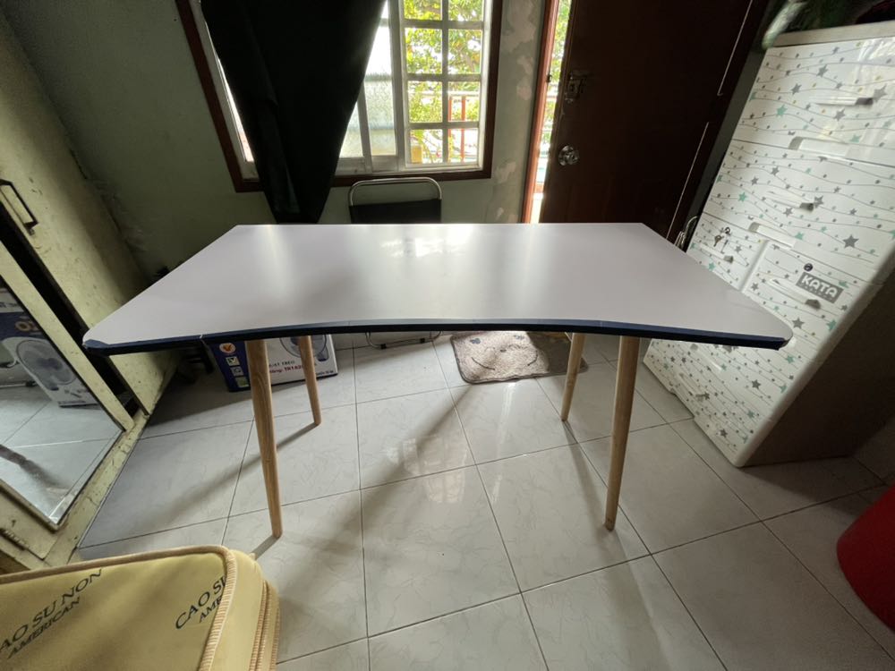 Bàn chênh vênh. Phải tựa vào tường mới tạm ổn chút. Thấy vote nhiều sao nên mới tin mua. Nhưng sản phẩm không được như suy nghĩ. Khá tệ. Bạn nào đang định mua thì nên suy nghĩ lại. 450k cho cái mặt bàn xộc xệch thì y chang việc nén tiền qua cửa sổ.