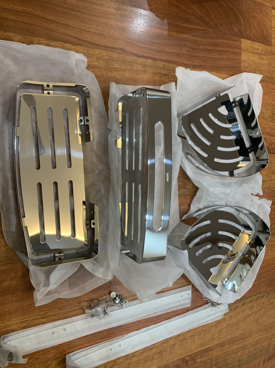 Kệ chất lượng dày dặn inox sáng bóng.