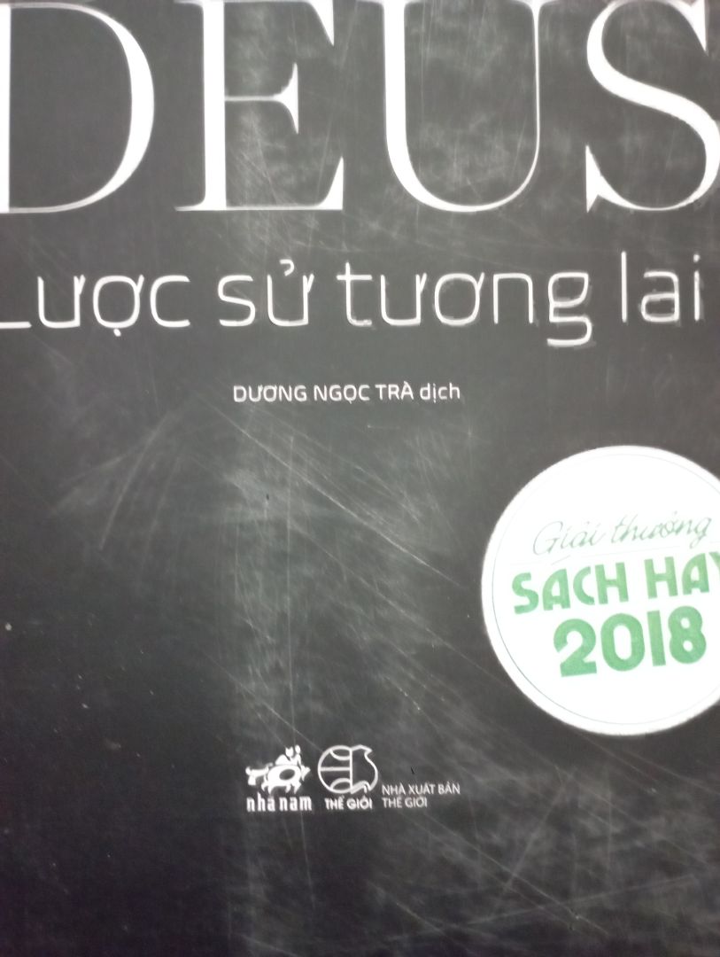 Đơn mình đặt đợt hội sách onl nên cũng xác định là có thể bị giao chậm hơn 1 2 tuần so với dự kiến của Tiki, nhưng cuối cùng thì đơn bị tách và cuốn hết sách chờ in lại là Dune còn giao trước Homo Deus còn sẵn hàng. Chỉ đến khi mình phản ánh thì sách mới được giao cho mình. Và mình nhận được một cuốn sách để trong hộp, không bọc, không giấy vụn, bìa sách thì cũ kỹ, trầy xước và bụi bặm như một cuốn sách cũ như ảnh dưới. Thật sự thất vọng. Mình đánh giá 5 sao cho nội dung sách nhưng 1 sao cho trải nghiệm của mình.
