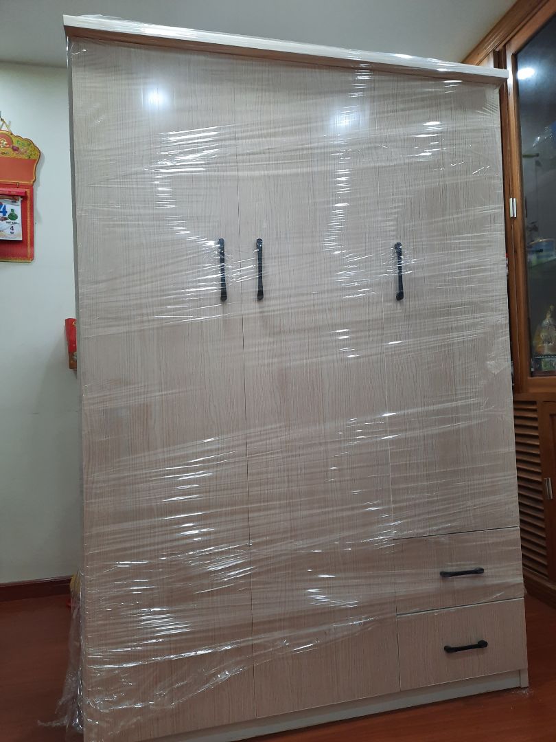 Sản phẩm cứng cáp chắc chắn. Tấm phía sau khi đinh vít vào hơi bị phồng. Tủ bị mùi nhựa nồng nặc quá. Hiện tại mình vẫn đang để cho bớt mùi chưa sử dụng để quần áo được vì sợ ám mùi. ko biết bao lâu sẽ hết mùi ta. Đặt màu hồng nhưng ko có hồng chỉ còn vân gỗ. Thêm 1 điểm nữa là nhà bán liên hệ lại sau đó khi nói rằng địa điểm nhà m ở xa và hỗ trợ thêm phí vận chuyển nhưng m ko đồng ý vì m đã thanh toán trc, tiki cũng đã xác định được số tiền vc khi m điền địa chỉ giao hàng nên m ko chấp nhận liên hệ xin thêm phí vc được trong khi nhà m vẫn thuộc HN. Cuối cùng nhà bán đã khắc phục điều đó và giao hàng đúng tgian. 3.5*