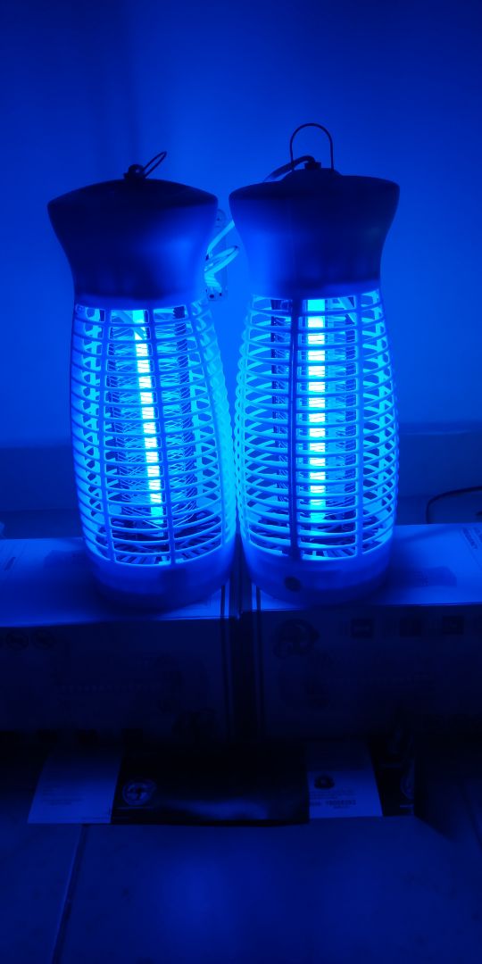 Mọi người phải hiểu là "tiền nào của nấy", nhiều bạn mua hàng rẻ mà cứ sồn sồn lên chê, đọc thấy mà phát ghét.

- Cái này tui mua sài cũng ổn nè
- Sản phẩm có phiếu bảo hành nha
- Giao hàng nhanh, hàng đẹp như hình
- Ánh sáng rất sáng trong tối
- Lâu lâu nghe bụp bụp tách tách đã tai
- Nhớ lâu chùi dọn xác côn trùng dưới đế, để kiến không bu vào ăn xác côn trùng chết

Điều kiện để hiện quả cao:
Phải đặt trong nơi tối nhất và cao hơn mặt đất, chỉ có đèn, KHÔNG CÓ người.
Vì vừa có đèn vừa có người, muỗi sẽ ưu tiên bu người hơn bu đèn