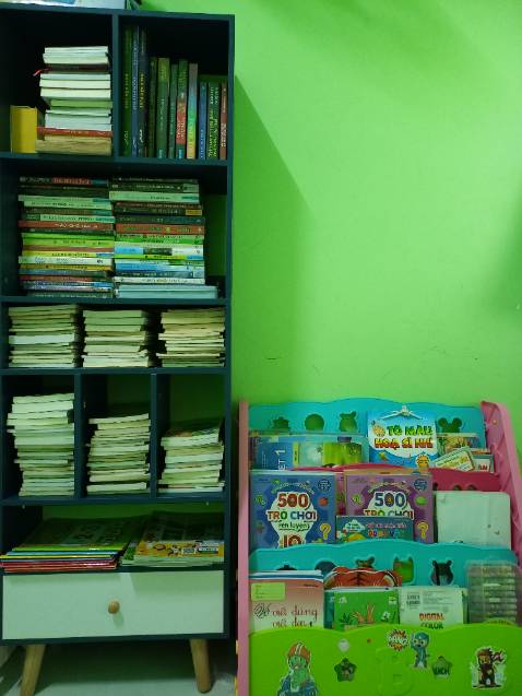 Hai lần đầu mình mua thì sp rất ok nên mua tiếp lần 3 thì chất lượng sp quá tệ. Lớp nilon mỏng te mà keo lại nhiều nên khi gỡ lớp giấy ra thì nilon nó cuộn lại dính vào nhau phải gỡ ra cẩn thận ko thì bị rách. Giá mắc hơn 6k/ xấp mà chất lượng thì ko chấp nhận được. Mất 15-20p mới bao xong 1 quyển sách thật là mất tg vì sách của mình hơn cả trăm quyển chứ có ít đâu