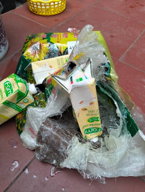 Đóng gói cẩu thả, hỏng gần hết các hộp.Mình vẫn nhận thay cho shipper vì lỗi từ khâu đóng gói.Vận chuyển cũng từ hà nội chứ không phải ở TP HCM.Sẽ không mua những mặt hàng dễ hỏng như này ở Tiki nữa.