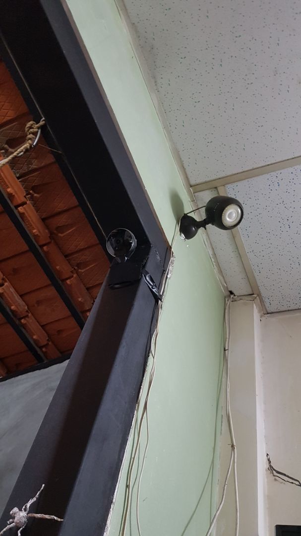 Dễ sử dụng, giá tốt. Hình ảnh nét, kinh nghiệm để camera quay ban đêm tốt là để chỗ ít vận cản gần hồng ngoại sẽ cho hình tốt nhất, ví dụ gắn lên tường chỗ trống. App truy cập rất nhanh và xem lại rất mượt. Đã sử dụng 1 tuần, thấy rất tốt.