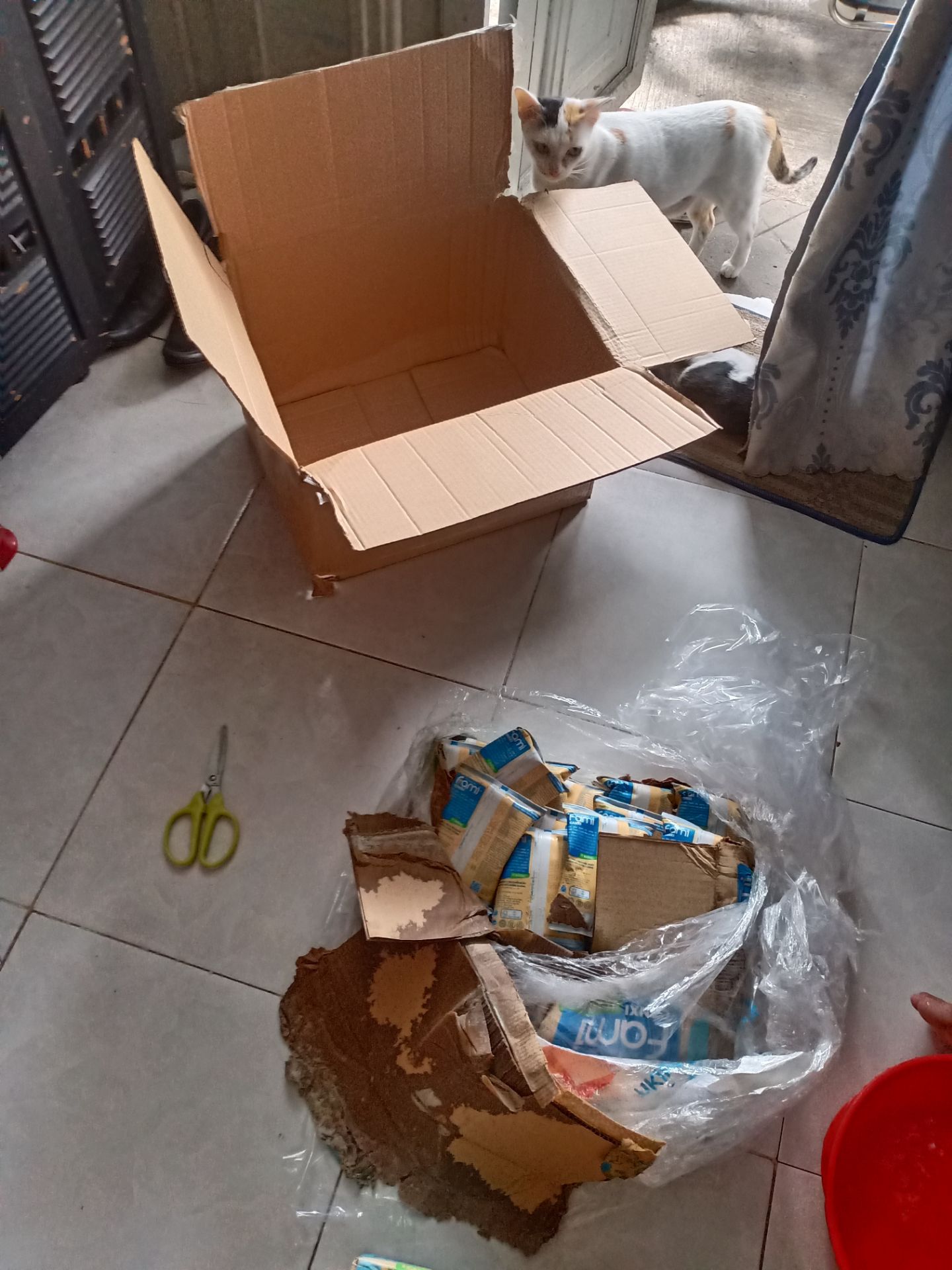 rất tệ, mình đặt ở tiki nhiều lần r, lần đầu thấy đơn hàng sữa tệ thế này. đặt 2 thùng thì giao 1 thùng nguyên, thùng còn lại thì để trong túi nilong, sữa bể đổ ra ngoài mùi hôi kinh dị. tiki đã đến nhận lại phần hàng lỗi r, hy vọng đc nhận lại sp đàng hoàng hơn.