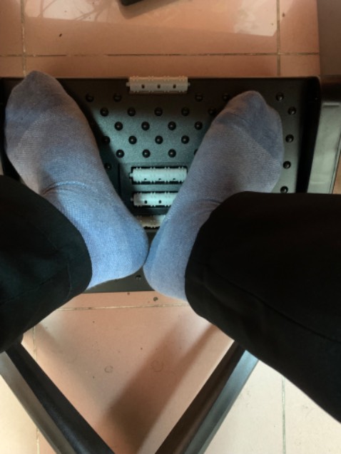 Ghế không chắc, dễ lắc lư. Nếu để dưới nền gạch men sẽ dễ bị trượt. Lắp ráp dễ dàng. Độ cao không phù hợp với người chân ngắn nhưng ngồi bàn ghế cao