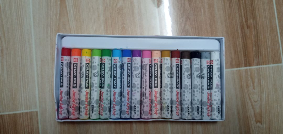 màu nhỏ hơn trong tưởng tượng của mình , hộp hơi bị móp xíu , chưa dùng thử nên chưa biết thế nào