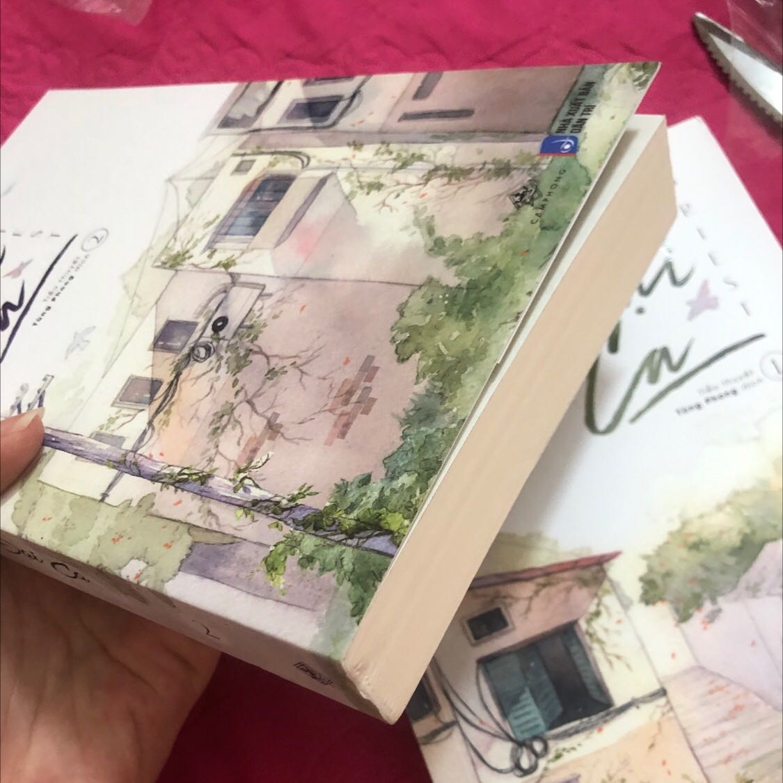 Đóng gói rất cẩn thận mỗi tội hơi méo chút xíu thôi nhưng mình ưng lắm. Hơn nữa còn giao rất nhanh nên ưng ý lắm ạ