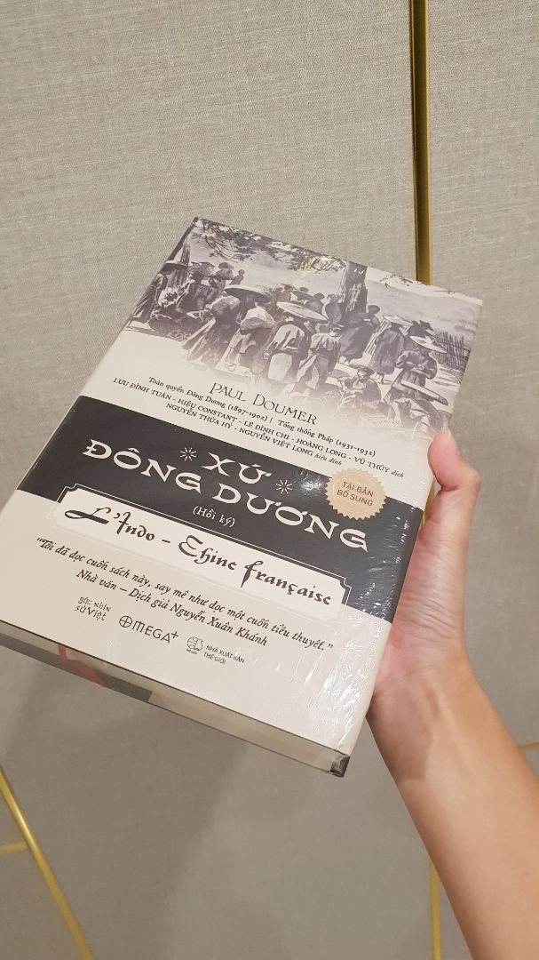 Nhà bán bọc gói siêuuuu cẩn thận, cuốn này còn nguyên seal nilon, 4 gáy sách được bọc xốp để tránh va đập nên khi sách tới tay mình còn mới nguyên, khui hộp ra nhìn ưng vô cùng (2 cuốn trong đơn này đều to đẹp, giá khá chát nên nếu bị móp méo gì thì tiếc lắm). Mình từng nghe 1 buổi workshop onl của anh Nguyễn Cảnh Bình về Paul Doumer, sau đó mới quyết định mua cuốn này để tìm hiểu thêm về VN giai đoạn giao thời qua cái nhìn của một phía khác (so với những cuốn sách sử giáo khoa)