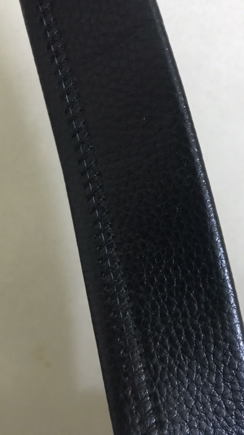 Thắt lưng mặt đẹp, trông đơn giản nhưng chất, đẹp khỏi chê. Dây da dài và mềm mại. Thiết kế khoá tinh tế dễ đeo. Đường may tỉ mỉ. Một sản phẩm giá rẻ nhưng chất khỏi chê luôn. Hàng tốt đáng mua. Ủng hộ shop.❤️❤️