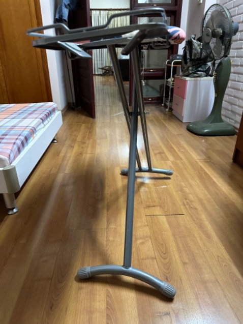 Chân bị cập kênh, nắn kiểu gì cũng không đứng chắc chắn được, chả biết kiểm soát chất lượng kiểu gì…